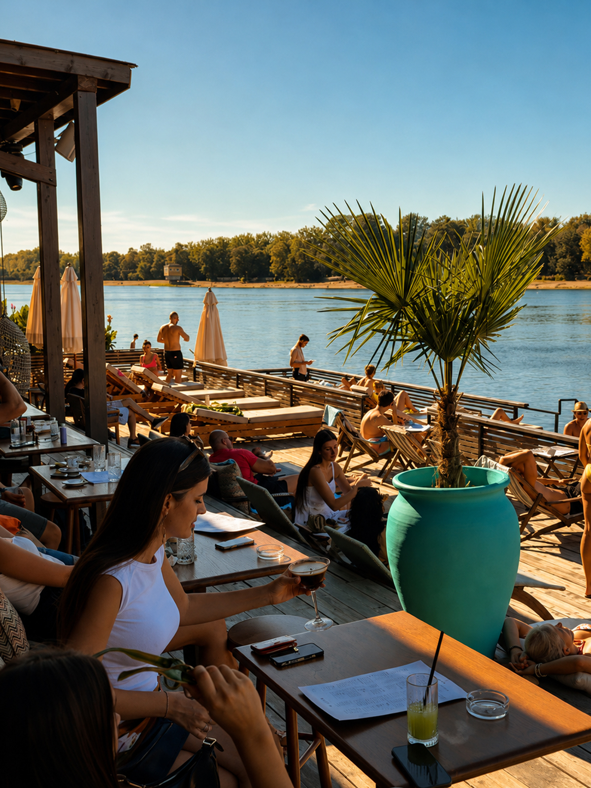 Gosti i atmosfera u Kuma Beach Baru na Adi Ciganliji